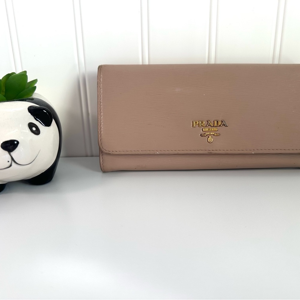 Pre-loved Prada Vitello Move long wallet in the color Cipria with Gold Logo
